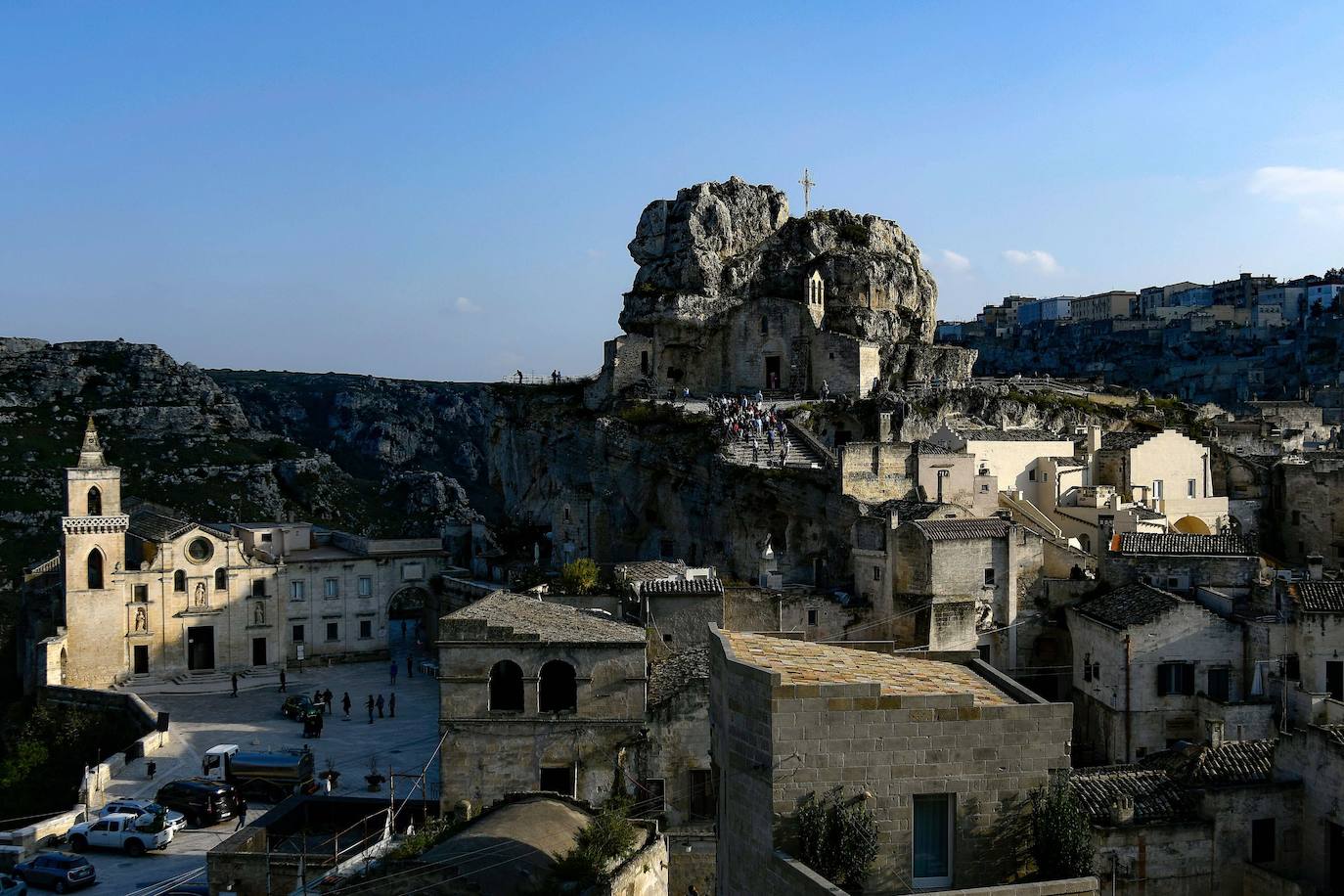 Matera es un municipio y ciudad italiana, capital de la provincia homónima, y primera ciudad de la región de Basilicata, en el sur del país. Sus calles, pintorescas y serpenteantes, te llevarán a descubrir grandes rincones como los Sassi –casas excavadas en la propia roca-, así como el conjunto de iglesias rupestres. 