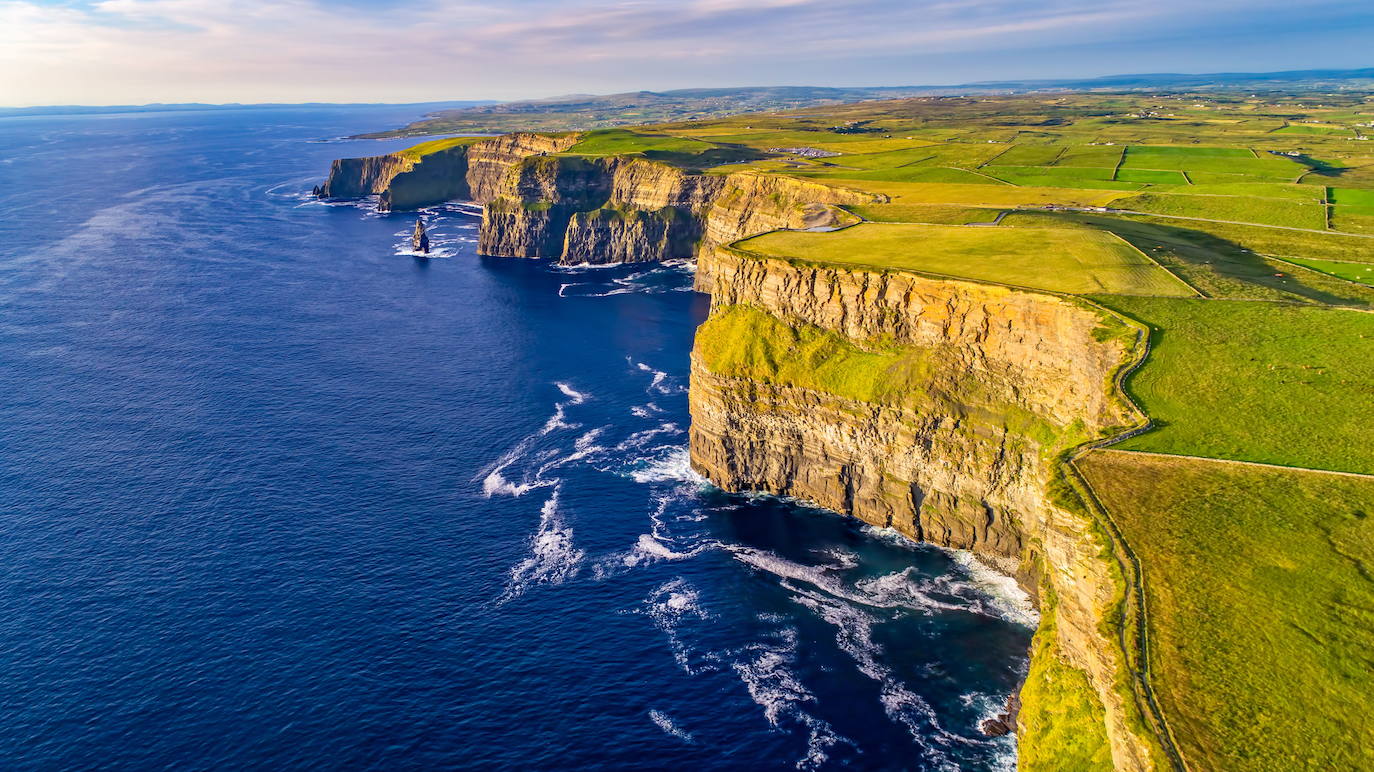 Los acantilados de Moher se encuentran en el límite suroccidental de la región de El Burren, zona famosa también por sus castillos, cuevas y una rica historia celta, cerca del pueblo de Doolin, en el condado de Clare de la República de Irlanda.