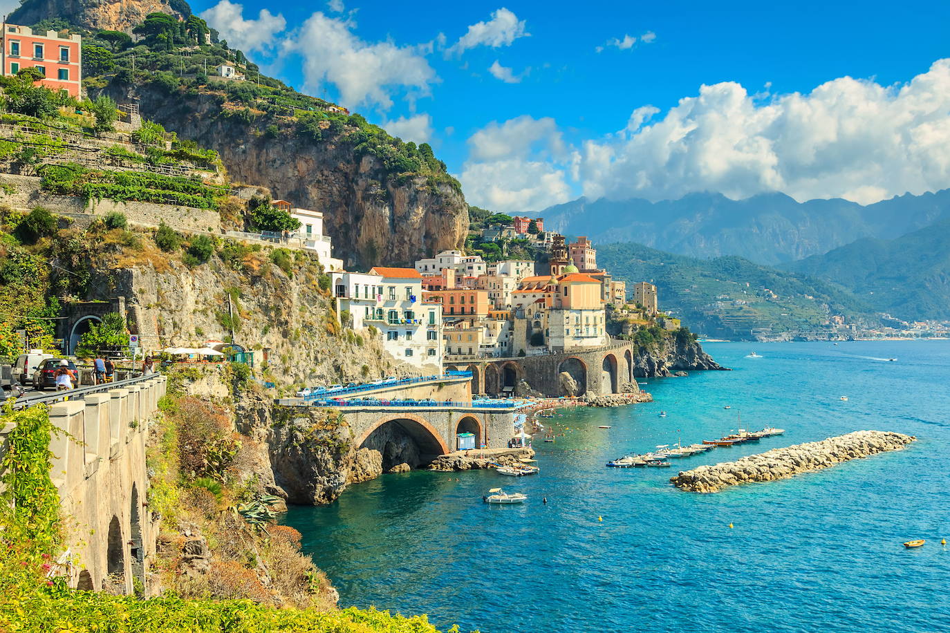 Positano se encuentra en la Costa Amalfitana, en Italia. El buen tiempo, comida fantástica y atmósfera tranquila, son algunos de los ingredientes que fascinan a los turistas que viajan a Positano.