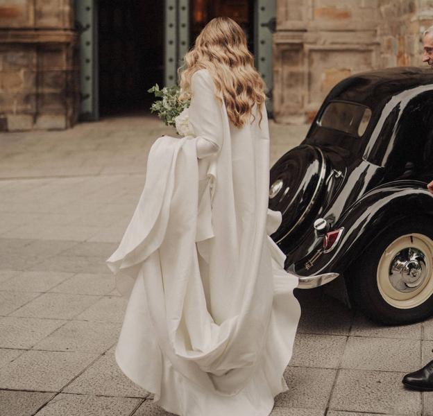 Janire vestida de novia en los alrededores de la Iglesia de San Vicente Mártir de Abando.