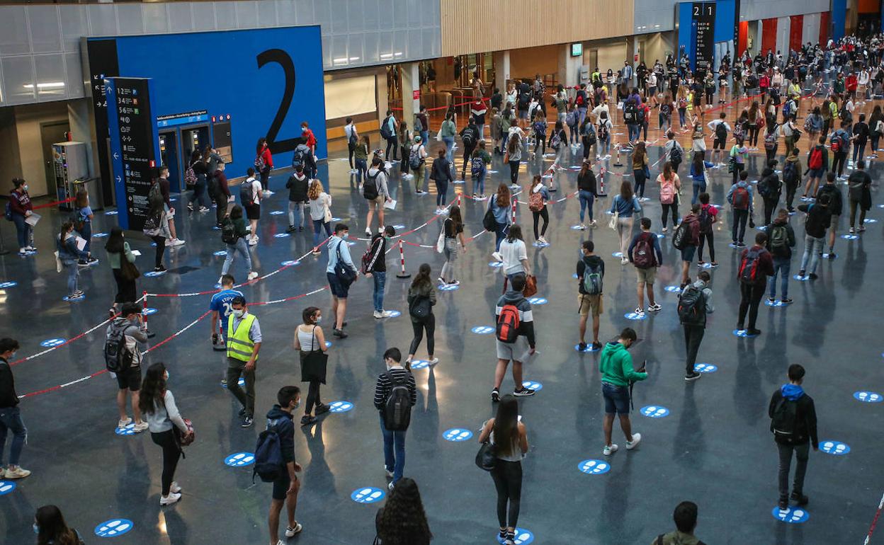 Colas en el BEC durante la Selectividad del año pasado. 