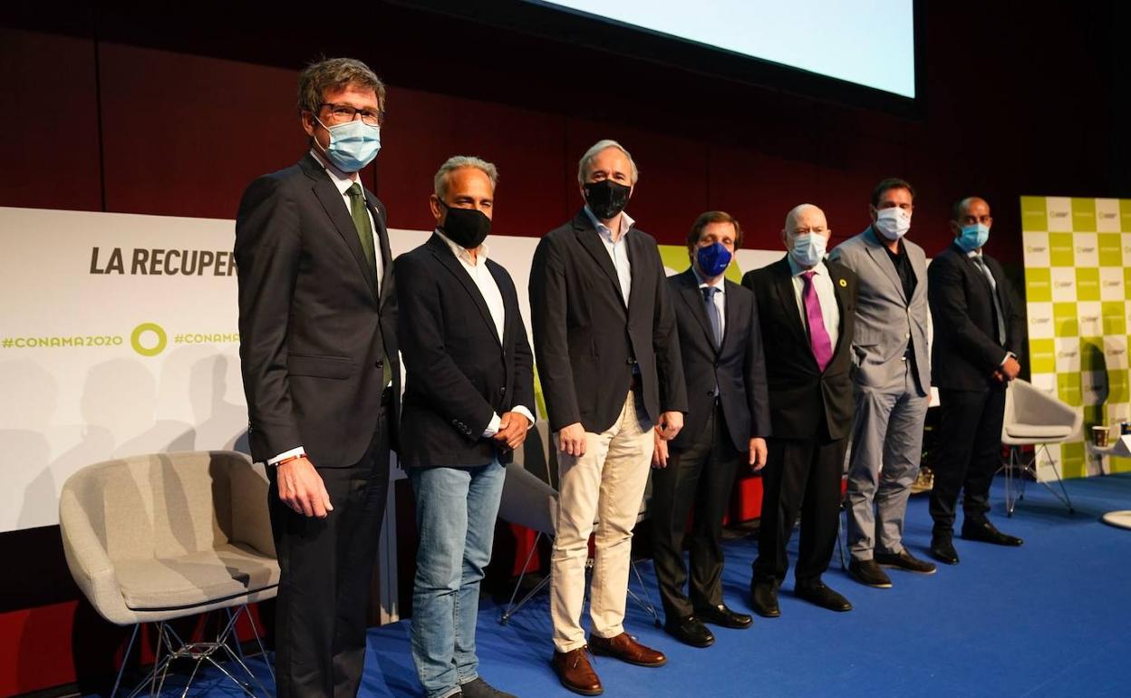 Gorka Urtaran con los alcaldes de Zaragoza, Jorge Azcón; de Madrid, José Luis Martínez-Almeida; de Valladolid, Óscar Puente; el representante de la Diputación de Barcelona y responsables del Conama.