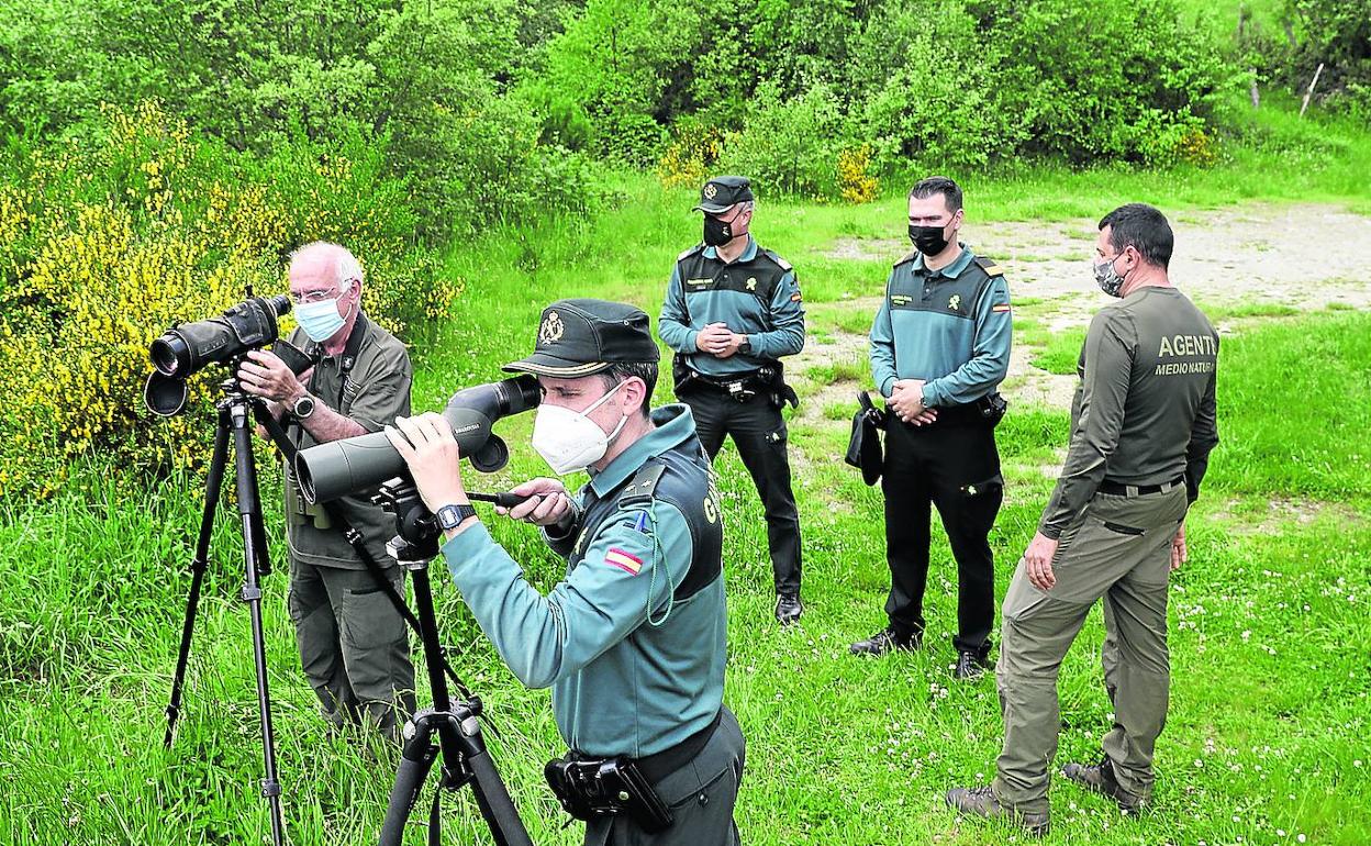 Agentes del Medio Natural y de la Guardia Civl vigilando el valle del río Cibea. 
