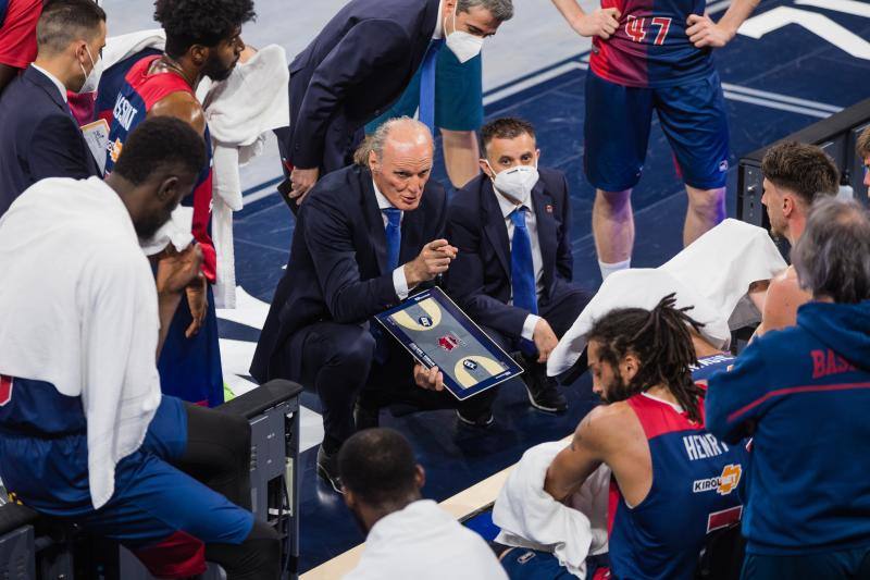 Dusko Ivanovic da instrucciones en un tiempo muerto en el encuentro contra el Valencia