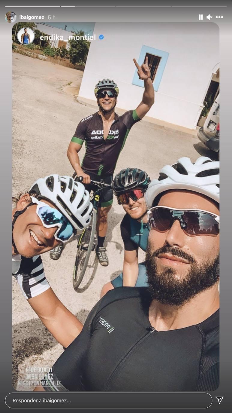 Ibai con unos amigos de ruta en bici por las Islas Baleares.