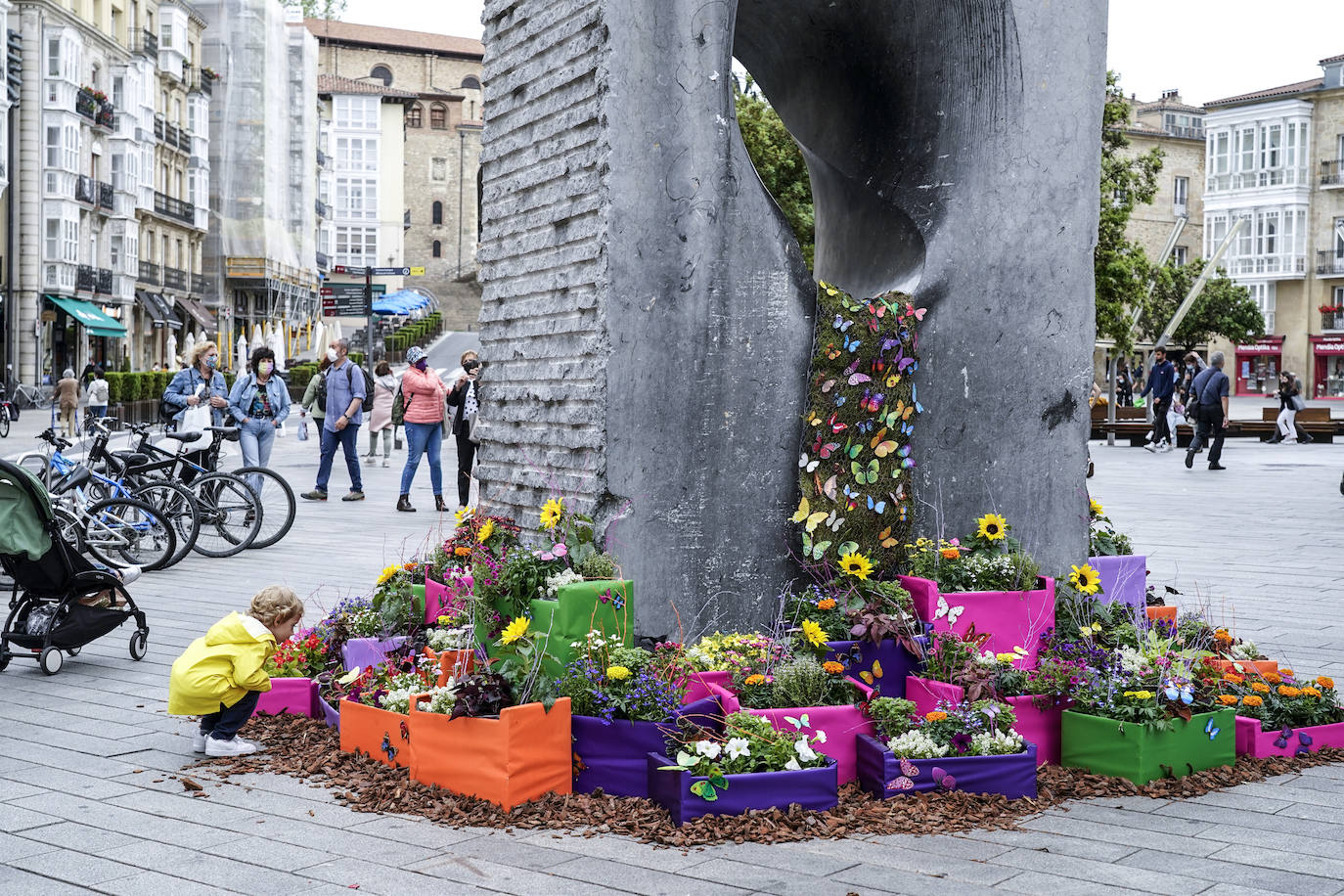 Fotos: Las flores engalanan las esculturas del centro de Vitoria