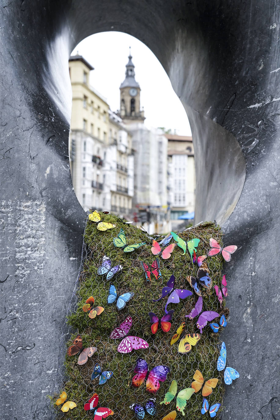 Fotos: Las flores engalanan las esculturas del centro de Vitoria