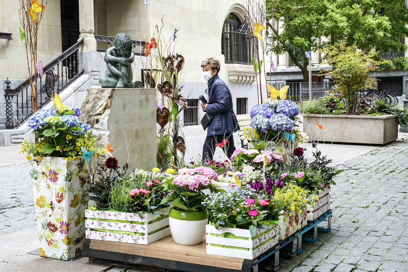 Fotos: Las flores engalanan las esculturas del centro de Vitoria