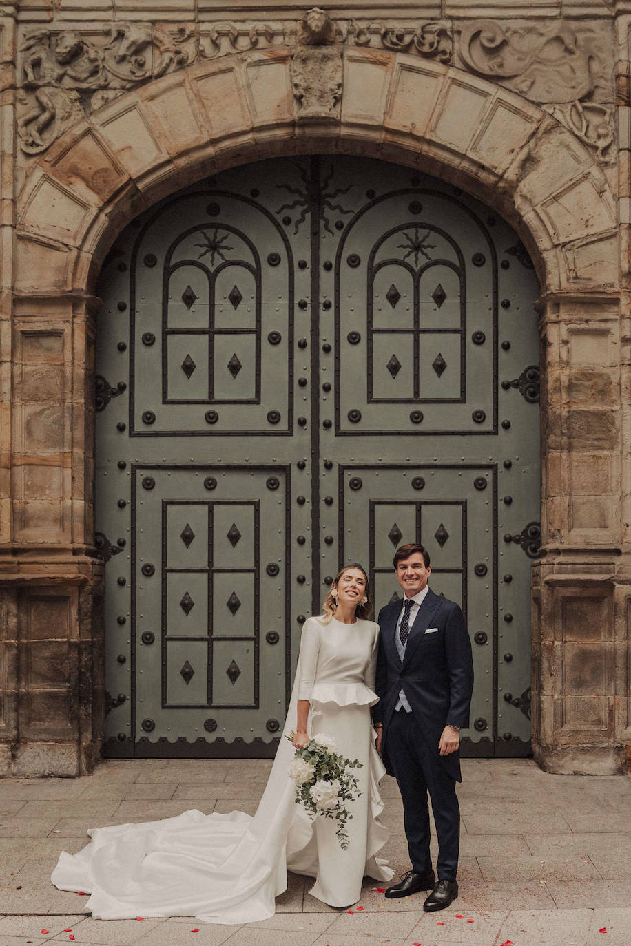 Fotos: Boda de altos vuelos de una azafata y un director turístico en la Iglesia de San Vicente Mártir de Abando