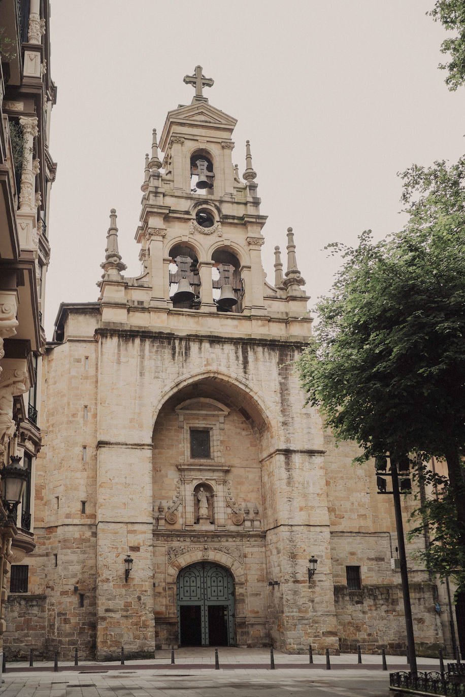 Fotos: Boda de altos vuelos de una azafata y un director turístico en la Iglesia de San Vicente Mártir de Abando