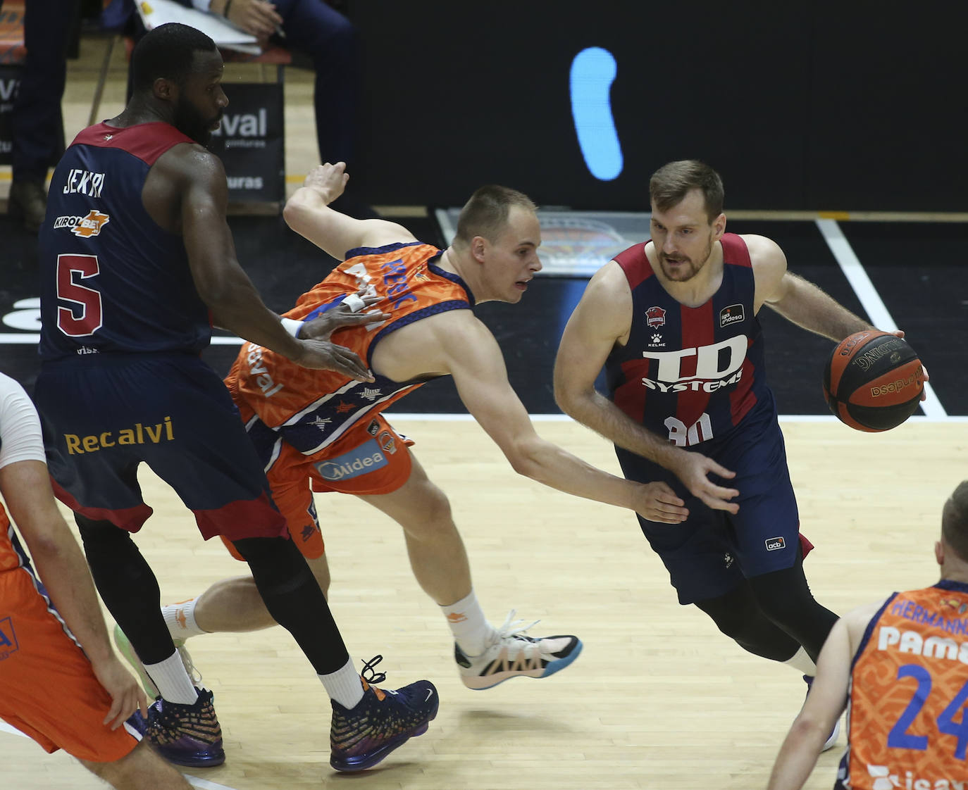 Fotos: Las mejores imágenes del Valencia - Baskonia