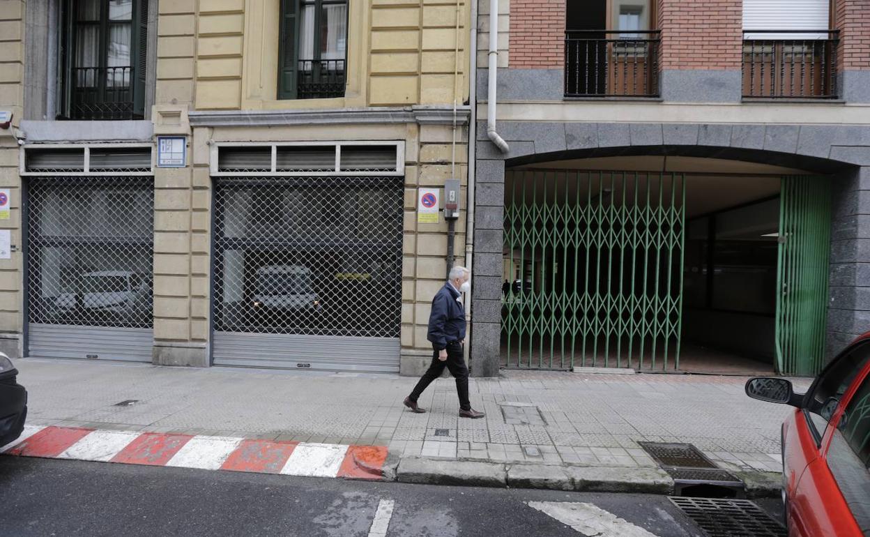Acceso por la calle Juan de Ajuriaguerra comprado por el Athletic. A la derecha, la verja que da entrada al palacio. 