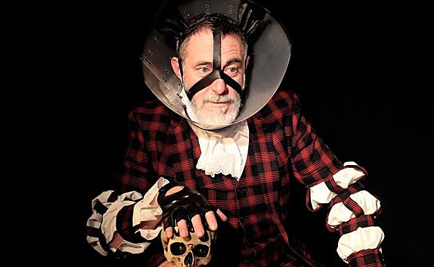 Imagen principal - Raúl Camino en su pieza 'Sr. Canino-Gizaunka'. Camino y Begoña Martín Treviño en 'El elefante y la paloma', como unos peculiares Diego Rivera y Frida Kahlo. 'Souvenirs', con Martín Treviño y su infancia salpimentada de fabulación .