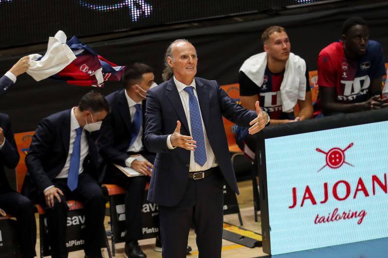 Dusko Ivanovic, en el último enceuntro de Valencia, seguirá un año más en el Baskonia