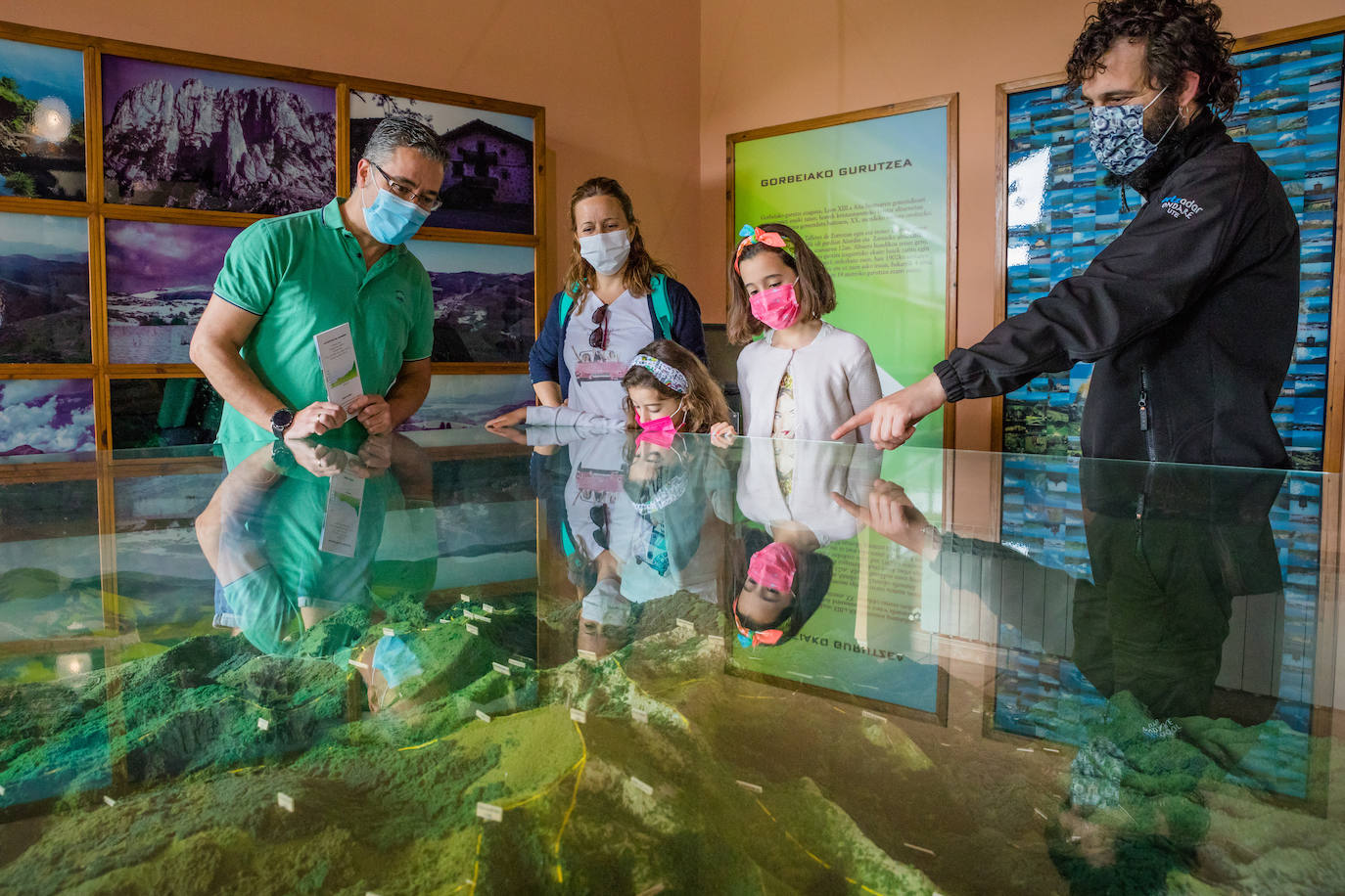 Fotos: Los Parques Naturales de Álava recuperan las rutas guiadas