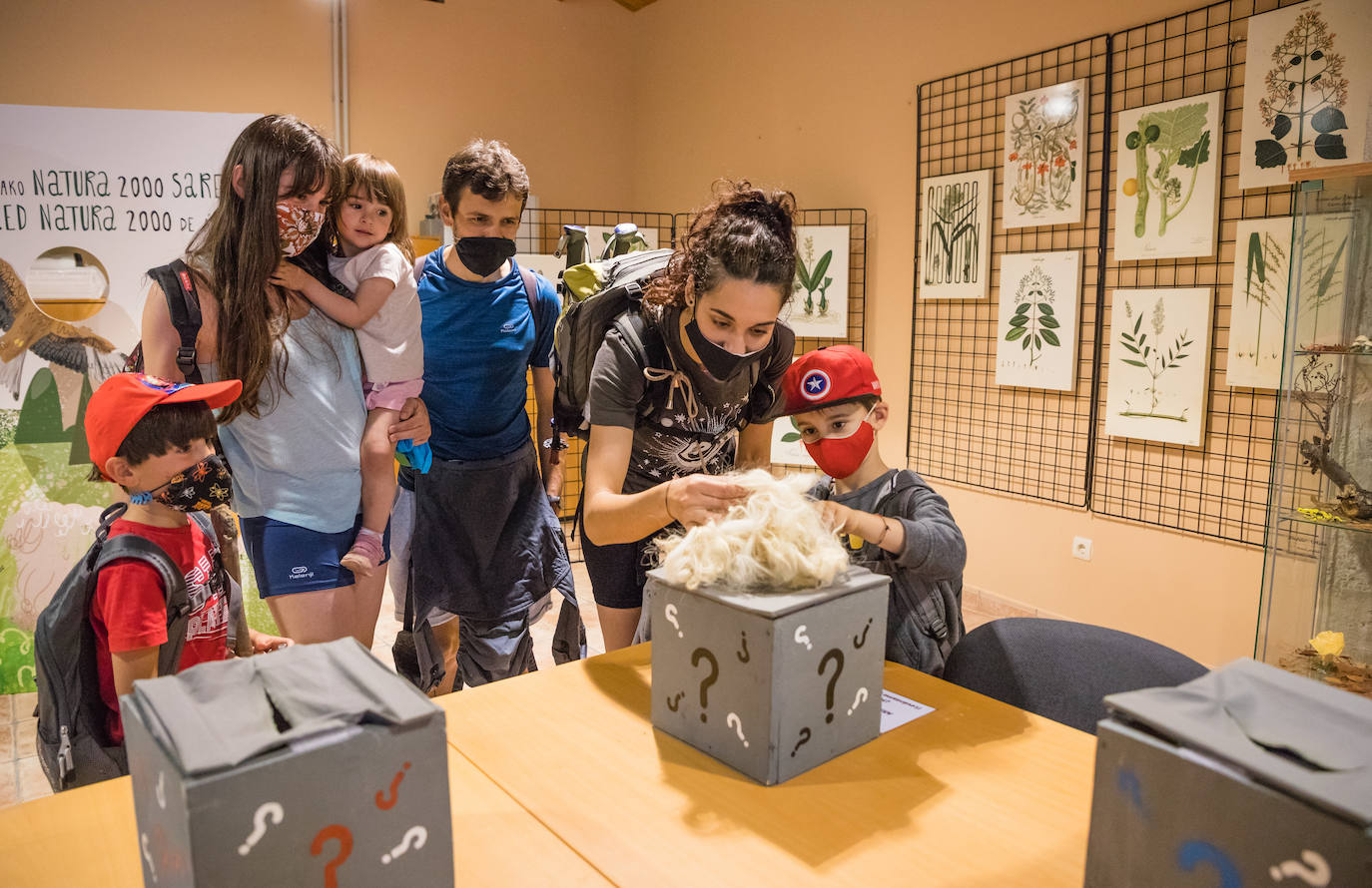 Fotos: Los Parques Naturales de Álava recuperan las rutas guiadas