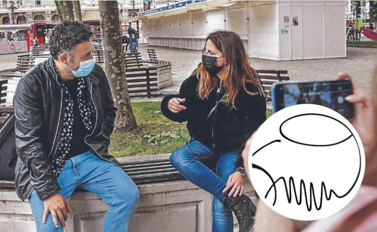 Mikel Santiago junto a Lara San Bernardo y su hija mayor, Paula, que está sacando una foto. 