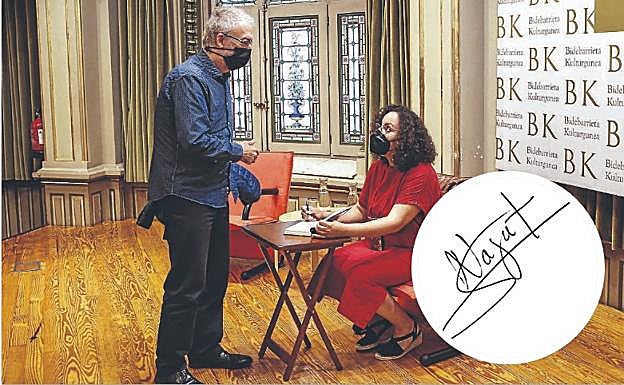 Najat El Hachmi dedica 'El lunes nos querrán' a las hijas de Enrique Goikoetxea. 