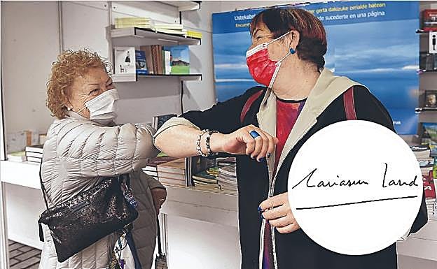 Margarita Parriel choca el codo con Mariasun Landa, antes de charlar sobre los libros y la vida.