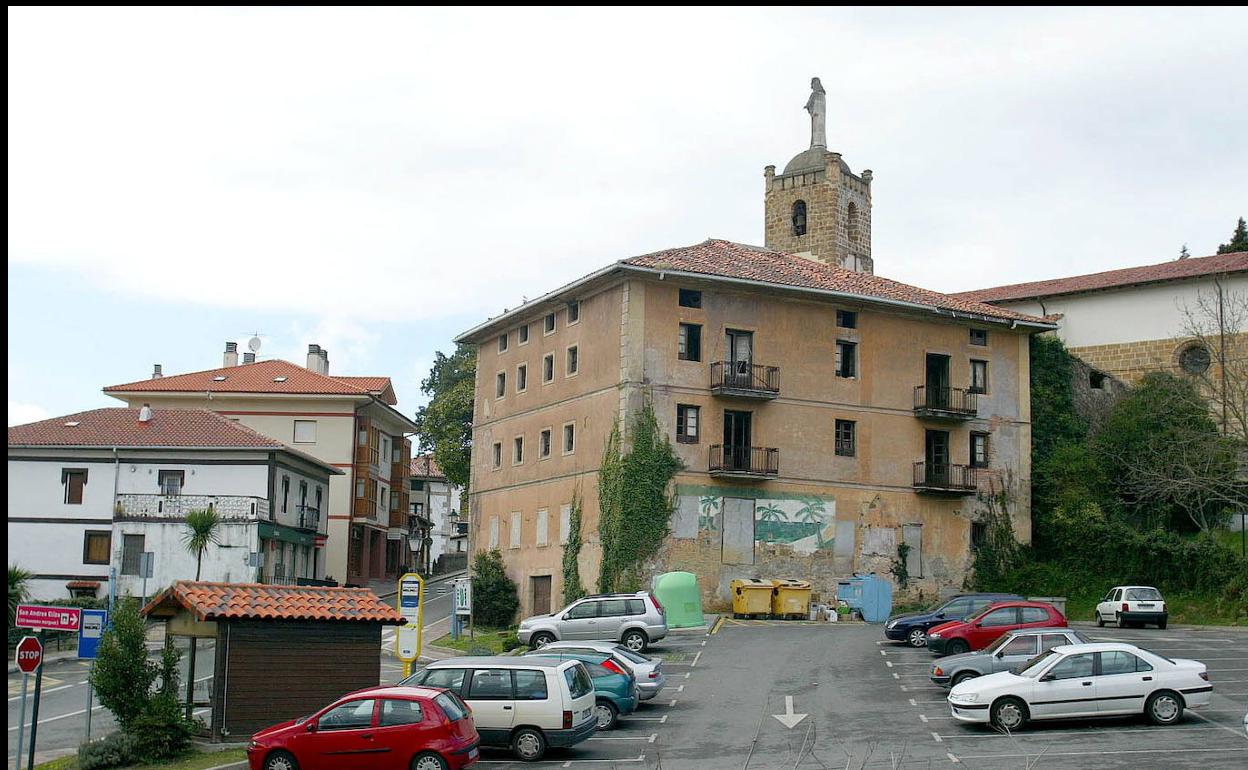 Vista de Eleizalde, con la iglesia al fondo. 