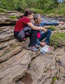 Imagen secundaria 2 - Arriba, dos familias de Santurtzi en el parketxe de Gorbeia. Debajo, gente de ruta en el parque natural. 