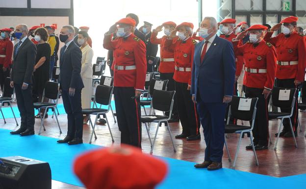 Urkullu, durante el acto, acompañado de Erkoreka a la izquierda. 