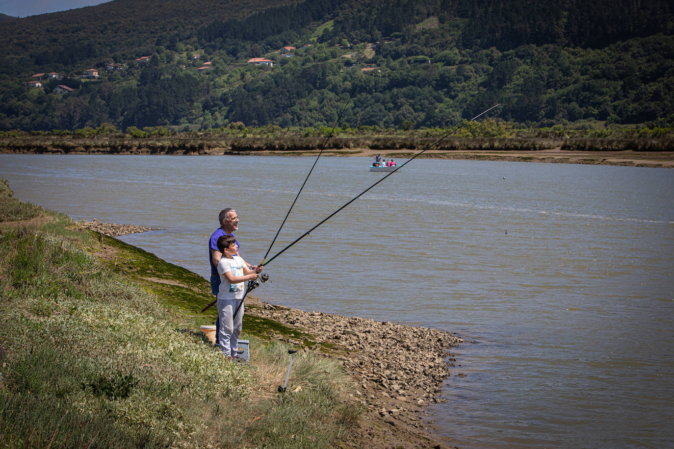 Aficionados a la pesca prueban suerte.