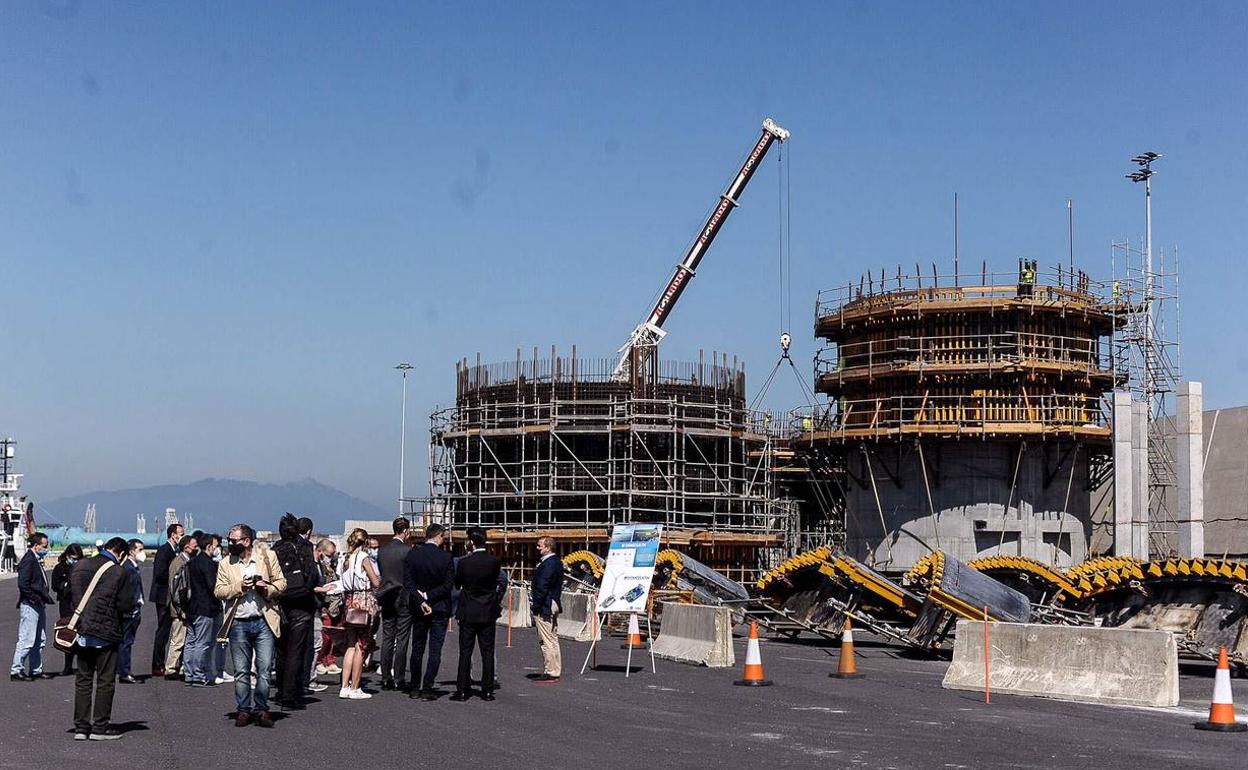 El primer aerogenerador flotante de hormigón se fabrica en el Puerto