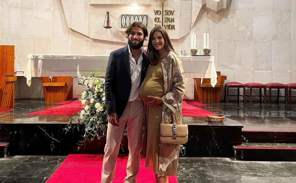 Jessica Bueno y Jota Peleteiro reciben los sacramentos en la parroquia bilbaína de San Francisco Javier