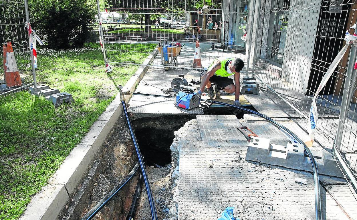 En estos momentos prosiguen los trabajos de renovación de la red de tuberías en distintas calles de la zona de Txagorritxu.