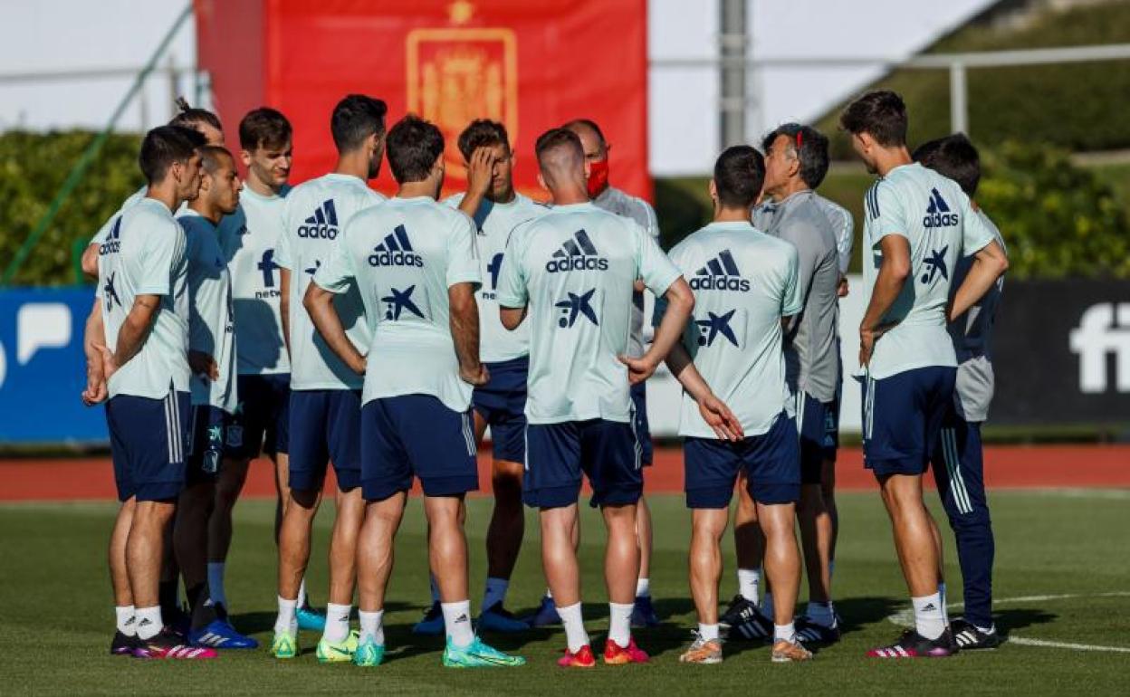Los internacionales españoles, durante un entrenamiento colectivo previo al positivo de Busquets.