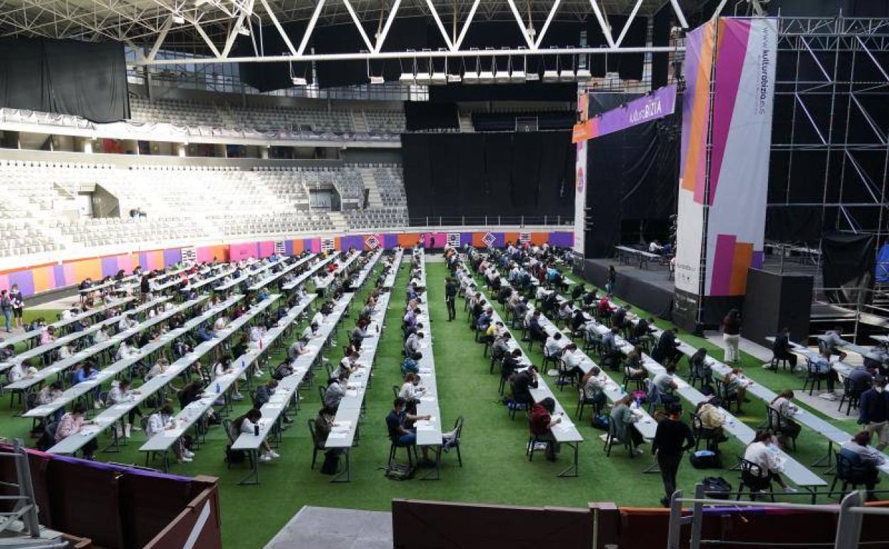 Los estudiantes realizan los exámenes en el Iradier Arena.