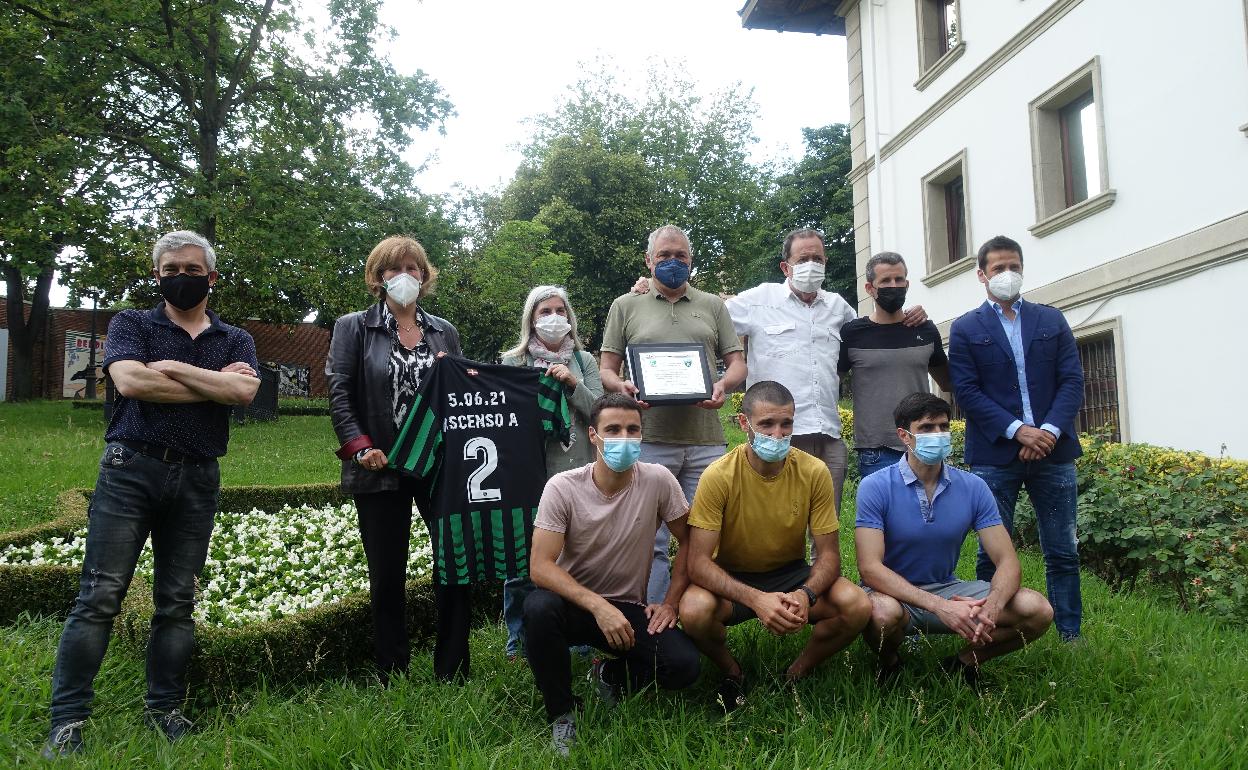 Concejales y alacldesa de Sestao posan junto a integrantes del Sestao River con los obsequios recibidos por ambas partes 