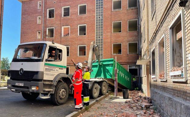 Imagen principal - El Ayuntamiento ha empezado a tapiar ventanas y puertas. El desalojo se ha desarrollado con un amplio despliegue policial. Los okupas han empezado a sacar sus pertenencias a las ocho de la mañana. A las diez, el desalojo había concluido.