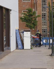 Imagen secundaria 2 - El Ayuntamiento ha empezado a tapiar ventanas y puertas. El desalojo se ha desarrollado con un amplio despliegue policial. Los okupas han empezado a sacar sus pertenencias a las ocho de la mañana. A las diez, el desalojo había concluido.