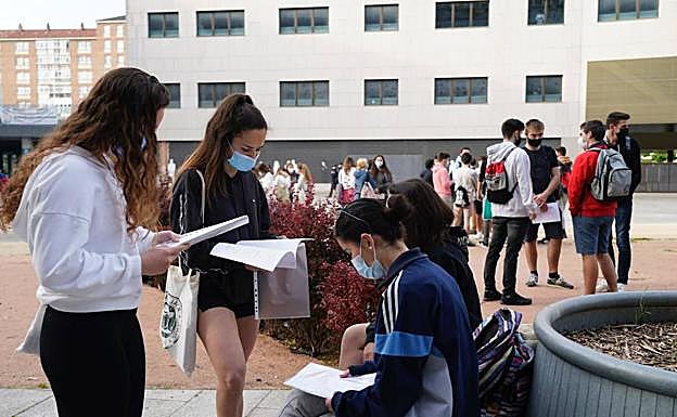 Ainize, Nagore y Leire repasan sus apuntes.