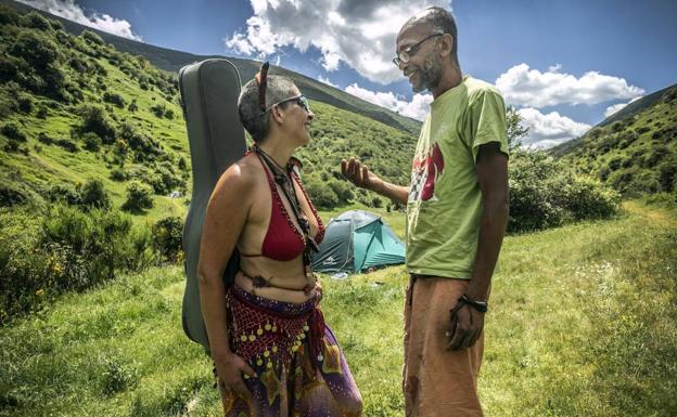 La Guardia Civil en una de sus visitas al valle del Portilla junto a una decena de 'hippies'.