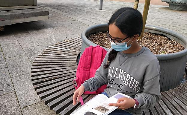 Iman da el último repaso a sus apuntes.