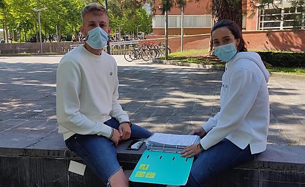 Lucía Uriarte y Mikel repasan los apuntes.