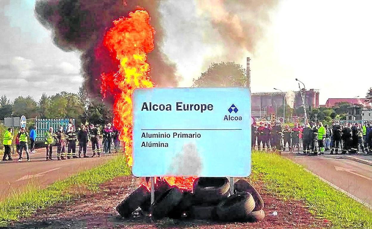 Imagen de una de las protestas protagonizadas por los trabajadores de la planta de San Ciprián de Alcoa. 