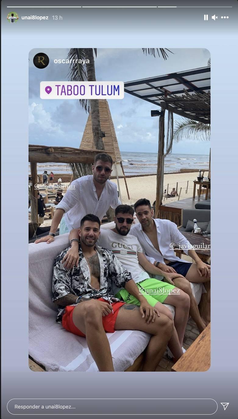 Unai López con tres amigos de vacaciones en la costa mexicana.