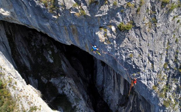 Imagen principal - Los hermanos Pou, en plena escalada en La Leze. 