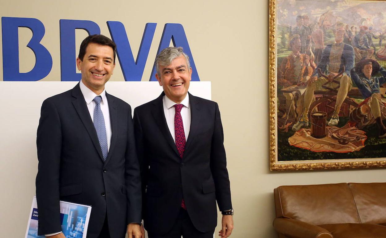 El responsable de Análisis Económico de BBVA Research, Rafael Doménech, que junto al director de la Territorial Norte de BBVA, Carlos Gorria, en un encuentro anterior a la pandemia. 