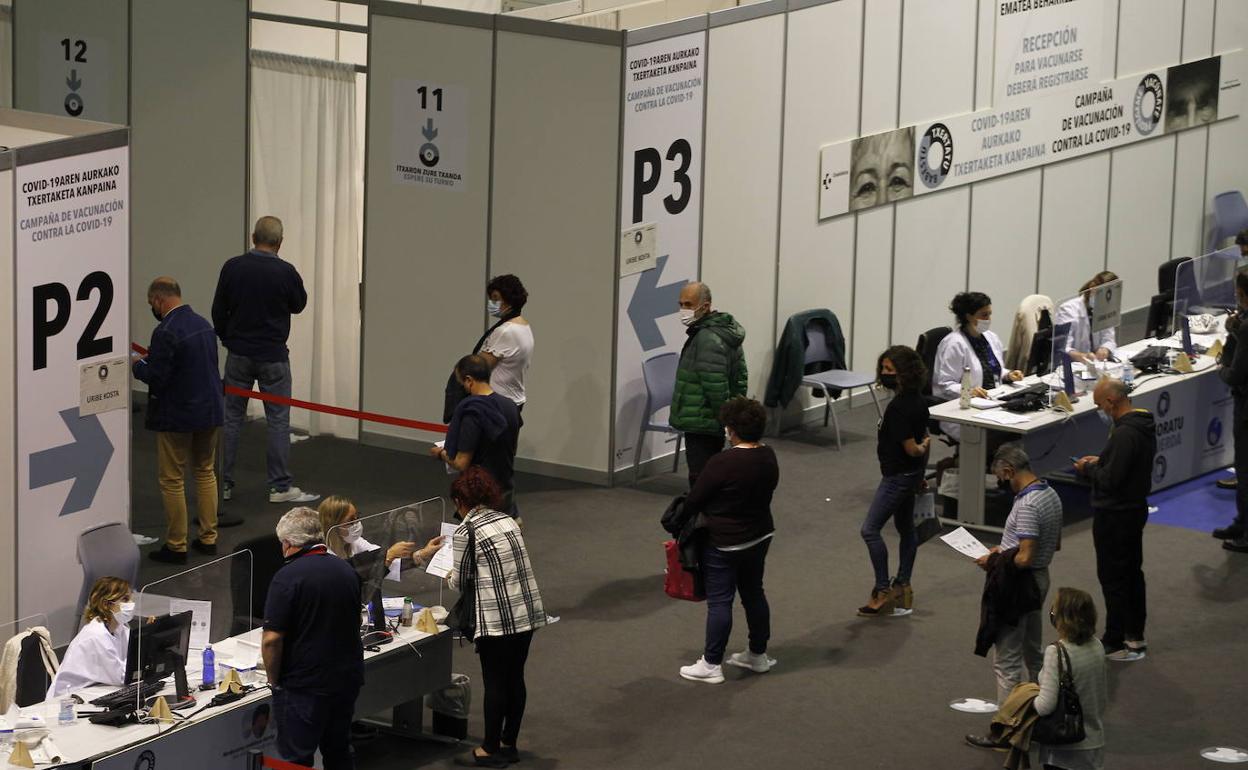 Varias personas aguardan para ser vacunadas en el BEC. 