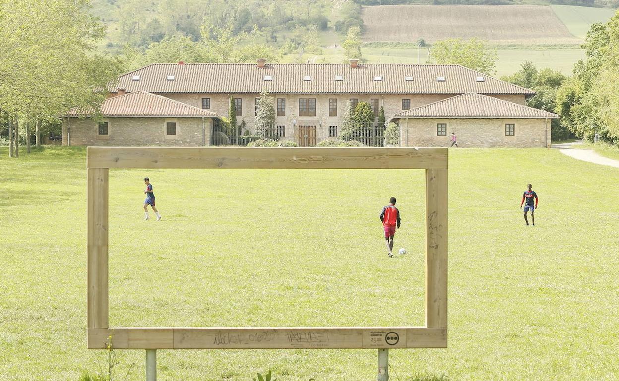 Unos jóvenes juegan al fútbol en las campas de Olárizu.