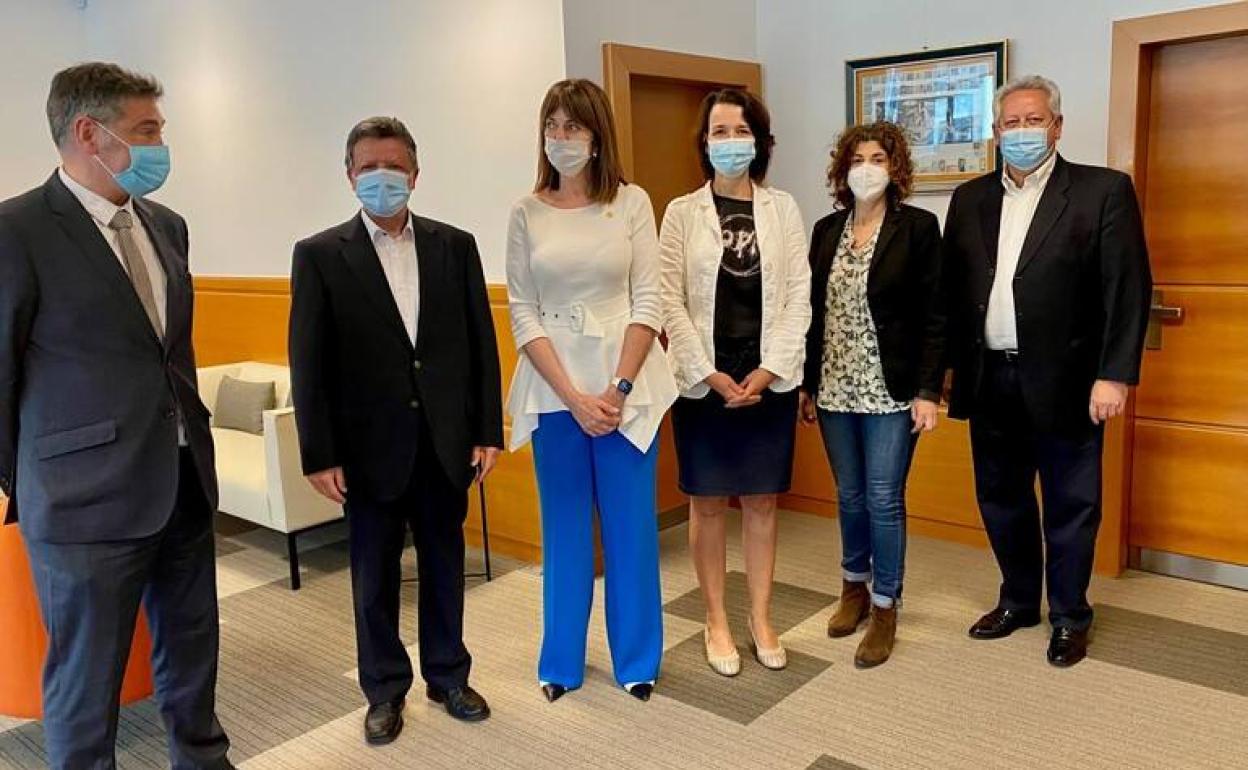 Emilio Titos e Idoia Mendia, junto a representantes de Mercedes e integrantes de la consejería de Trabajo y Empleo, en la reunión de ayer.