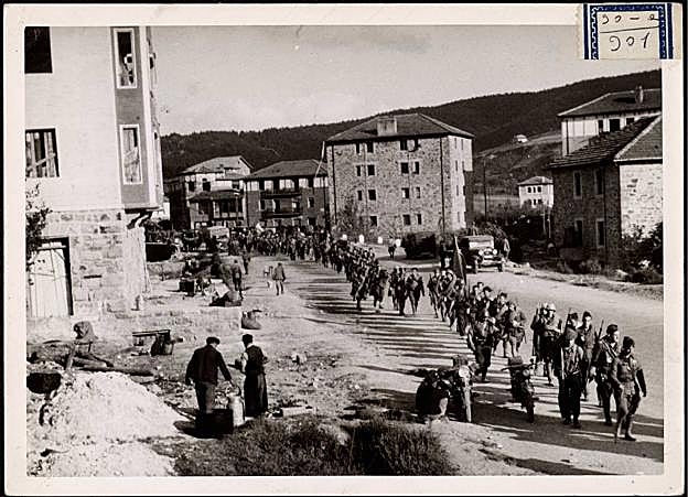 Desfile de tropas franquistas por Galdakao en verano de 1937.