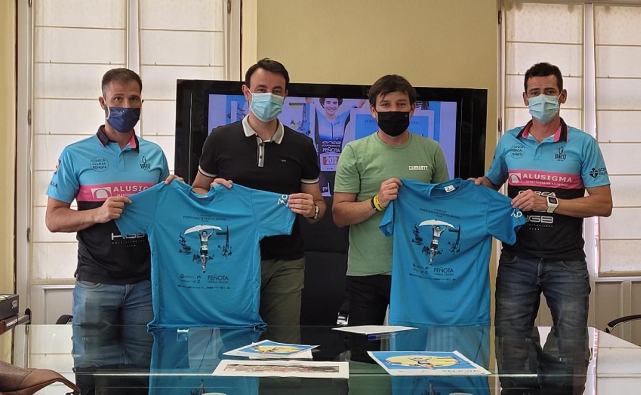 El alcalde de Portugalete, Mikel Torres, y el concejal de Deportes, Iker Villalba, junto al presidente del club Alusigma Peñota Dental, Alberto Barrio, y el director técnico Pablo García. 
