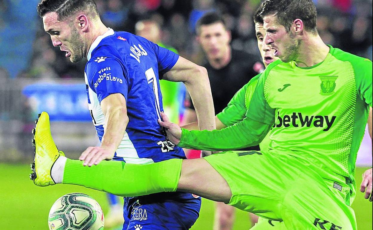 Rubén Pérez trata de arrebatarle el balón a Lucas Pérez en la visita del Leganés a Mendizorroza la temporada pasada