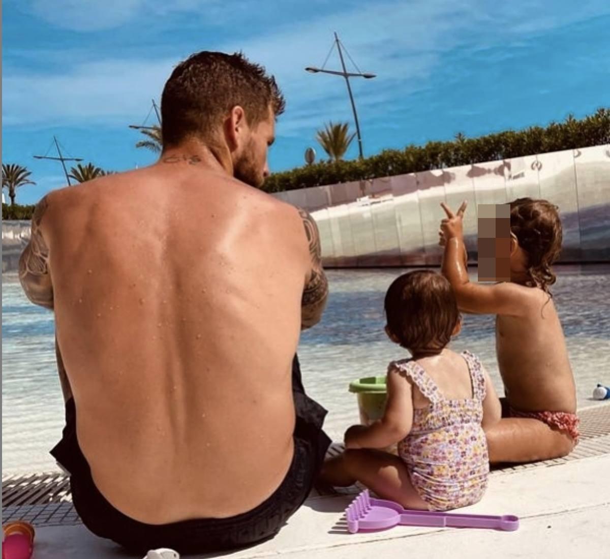 Iñigo Martínez, al que se le ha visto estos días con varios de sus compañeros en Ibiza, disfruta con sus dos hijas en la piscina del hotel. 